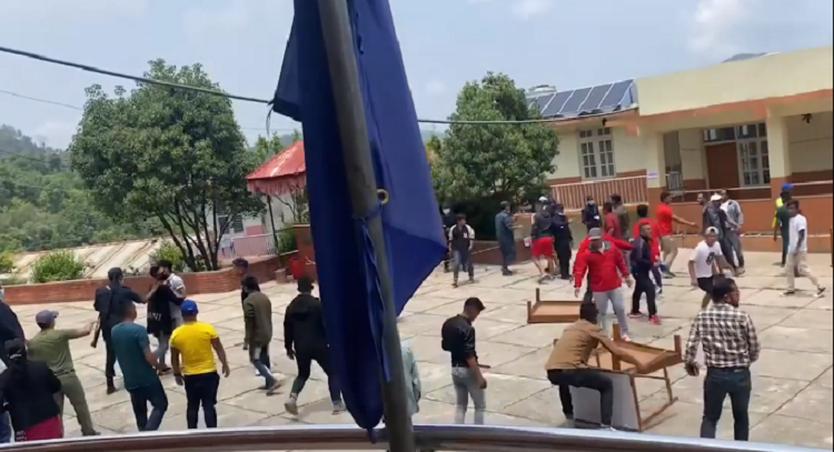 रणमैदान बन्यो पाँचखालको मतदान केन्द्र, मतदान स्थगित