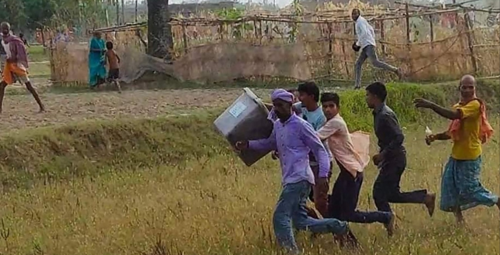 रौतहटमा मत पेटिका लिएर भागेपछि ...