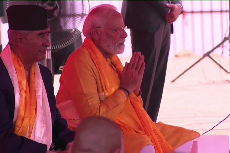लुम्बिनीमा मोदी हात जोडेर ध्यानमा मस्त