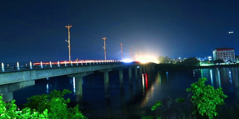 नारायणी पुलमा ट्रक पल्टियो