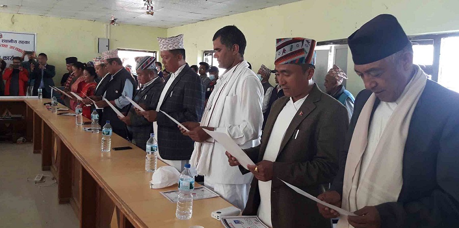 नयाँ दौरा सुरुवाल र काेटमा सजिए स्थानीय जनप्रतिनिधिहरु