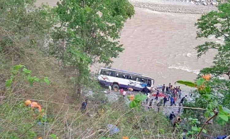 डोटीमा बस दुर्घटना हुँदा एक बालक बेपत्ता, १२ जना घाइते