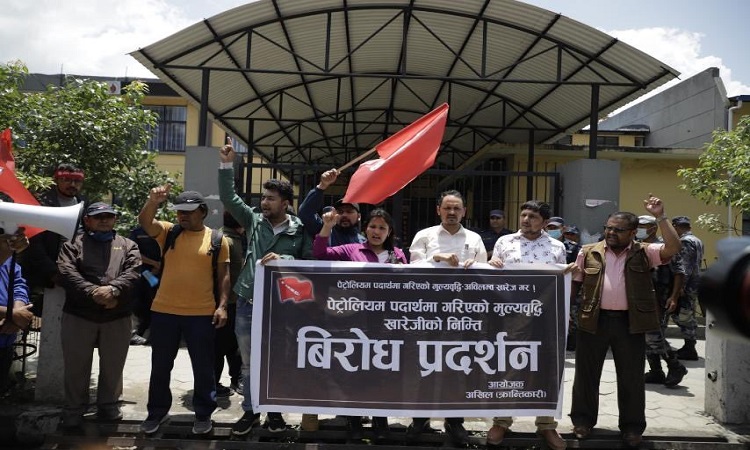 पेट्रोलियम पदार्थको मूल्यवृद्धिको विरोधमा काठमाडौंमा प्रदर्शन (फोटोफिचर)