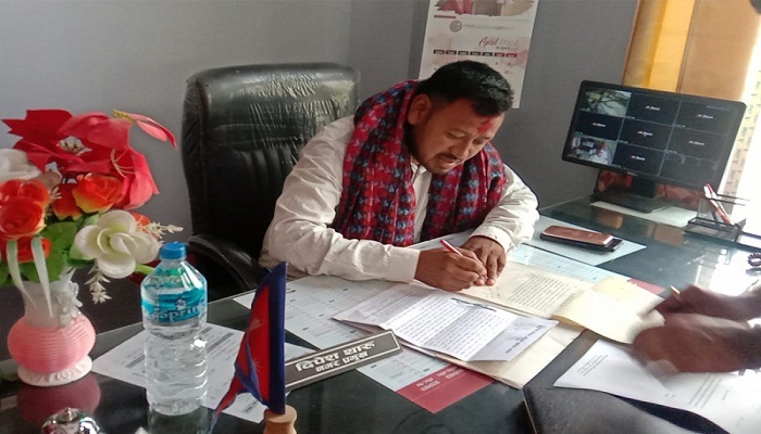 राजनीतिक दलमा संलग्न शिक्षक र कर्मचारीलाई राजीनामा दिन निर्देशन