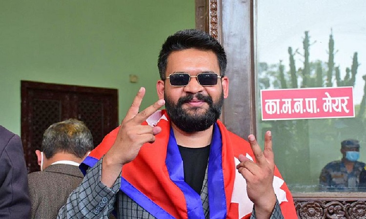 काठमाडौंको मेयर जितेपछि खुलामञ्चको सभामा धन्यवाद भाषण गर्दै बालेन शाह