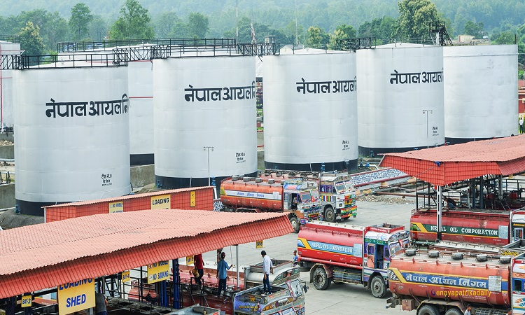 पेट्रोलियम पदार्थमा लाग्दै आएको कर घट्ने, कहिलेबाट र कति घट्ला इन्धनको मूल्य ?