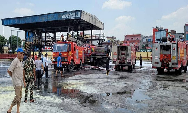 आयल निगमको भलबारी प्रादेशिक  डिपोमा लागेको आगो नियन्त्रण