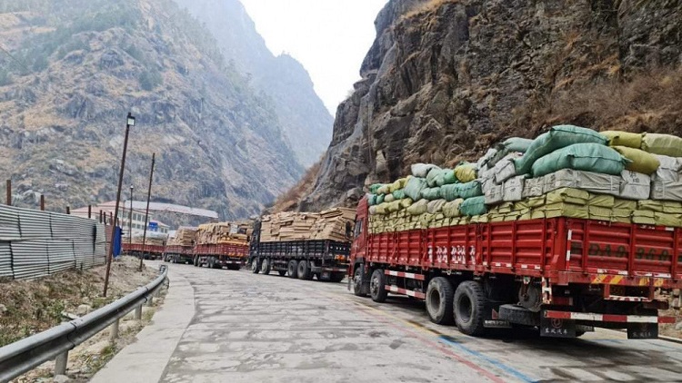 रसुवागढी र तातोपानीमा सञ्चालन हुने ट्रक कन्टेनरको ढुवानी भाडा वृद्धि हुँदै