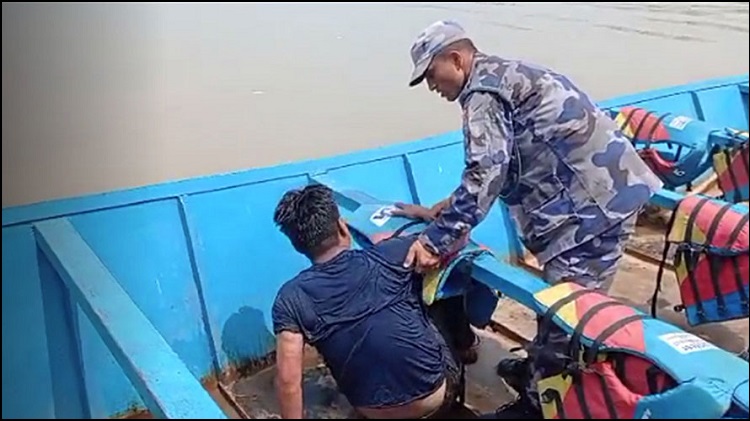 सशस्त्र प्रहरीद्वारा सप्तकोशी नदीमा हाम फालेका व्यक्तिको उद्धार