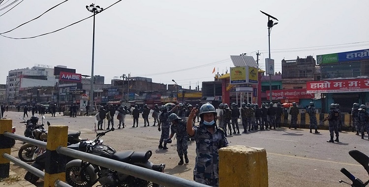 नेपालगञ्जमा पूर्वराजा वीरेन्द्रको सालिक राख्न खोज्दा झडप, प्रहरीद्वारा हवाइ फायर