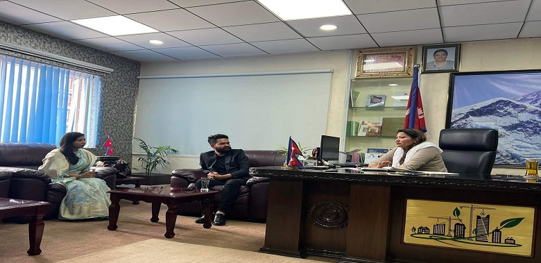 काठमाडौको फोहोर व्यवस्थापनमा जुटेका बालेन र सुनिताले भेटे मन्त्री झाँक्रीलाई