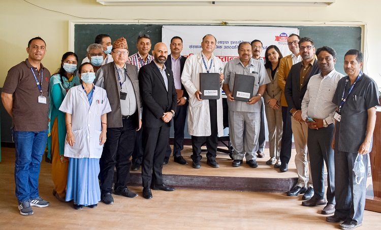 नेपाल लाइफ इन्स्योरेन्सद्वारा शिक्षण अस्पताललाई १०० वटा ह्वील चियर हस्तान्तरण