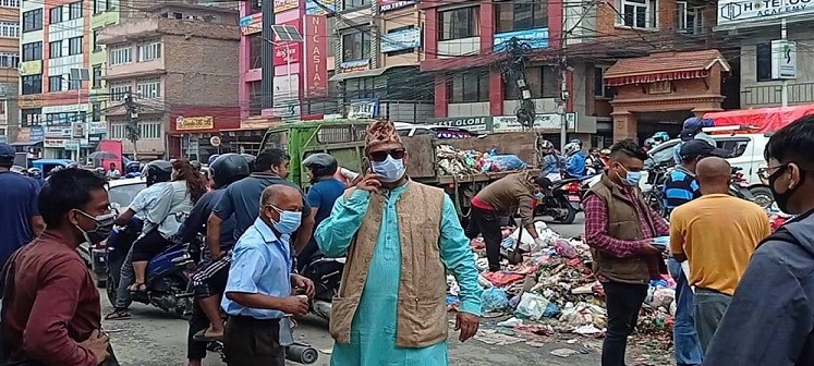 आफैं फोहोर उठाउन निस्किए वडाध्यक्ष