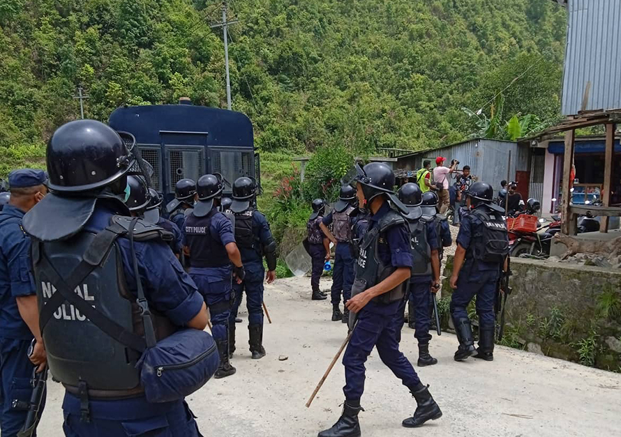 बञ्चरेडाँडामा स्थानीय र प्रहरीबीच झडप, स्थानीयले फोहोर फाल्न दिएनन्