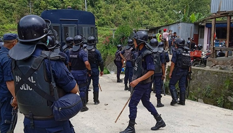 बञ्चरेडाँडामा स्थानीय र प्रहरीबीच झडप, अश्रुग्यास प्रहार