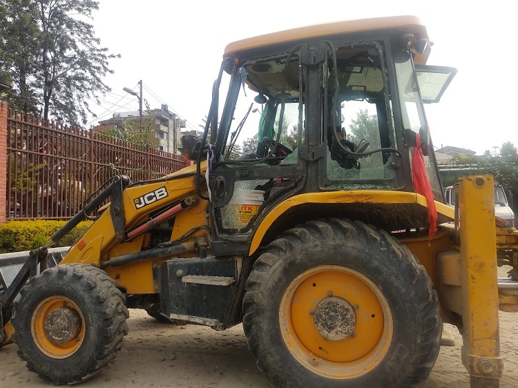 डोजरले फालेको ढुंगाले लागेर १४ वर्षीय एक विद्यार्थीको मृत्यु