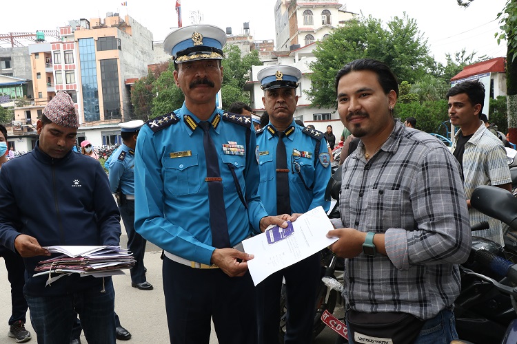ट्राफिक प्रहरीले ३० वटा चोरीका मोटरसाइकल सम्बन्धित धनीलाई बुझायो