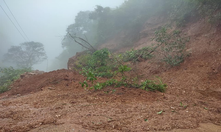 डुम्रे–वेशिसहर सडकखण्डमा पहिरो, सडक अवरुद्ध