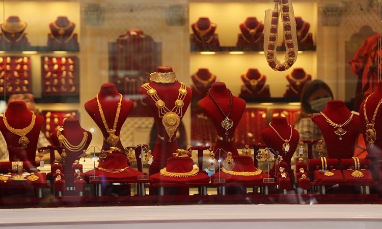 सुनको मूल्य ३०० रुपैयाँले घट्यो, कतिमा हुँदैछ कारोबार ?