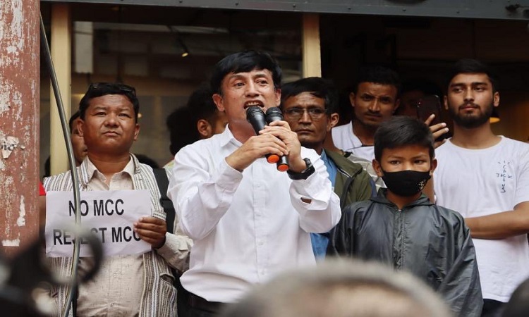 विप्लव नेकपाका कार्यकर्ताले गरे एमसीसीको मुख्यालय घेराउ (तस्बिरहरु)