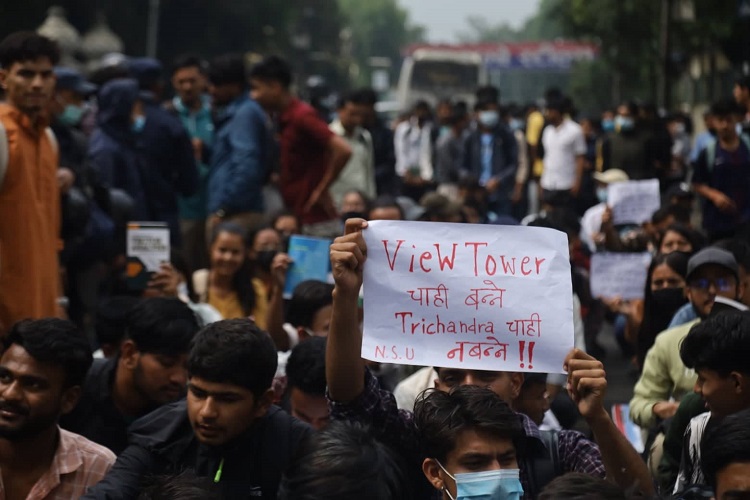 सडकमै पढे त्रिचन्द्रका विद्यार्थी, देउवा आफैं पढेको कलेज बचाउन माग  (तस्वीरहरू)