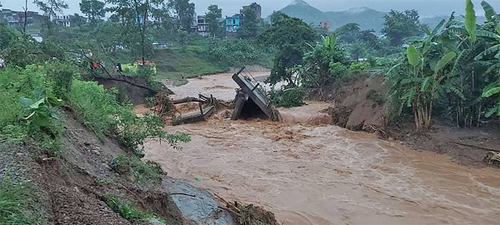 तनहुँमा भारी वर्षाका कारण पुल भत्किँदा यातायात सेवा रोकियो