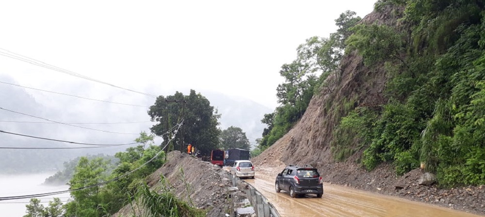 मुङलिङ खण्डमा पहिरो, पुनः बाटो अवरुद्ध
