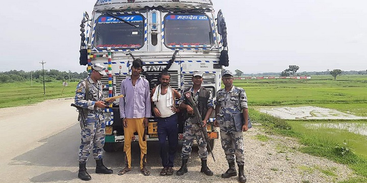 ५५ लाख रुपैयाँको तेलसहित भारतीय ट्रक नियन्त्रणमा