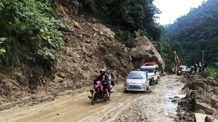 पहिरो पन्छाएपछि खुल्यो भीमफेदी सडक