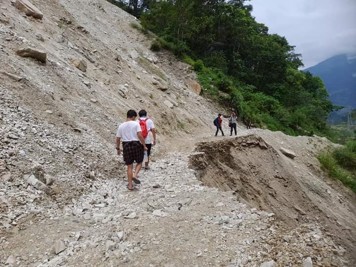 पहिरोले मनाङ जाने बेँसीशहर–चामे सडक अवरुद्ध