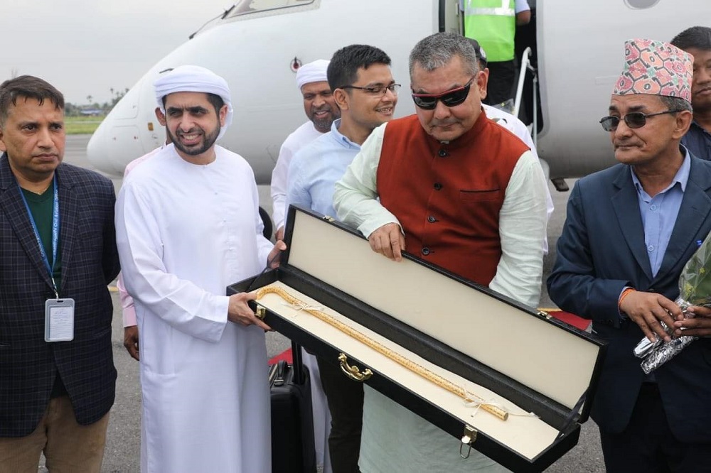 प्रसाईँलाई दुबईका राजकुमारले दिए सुनको लौरो उपहार