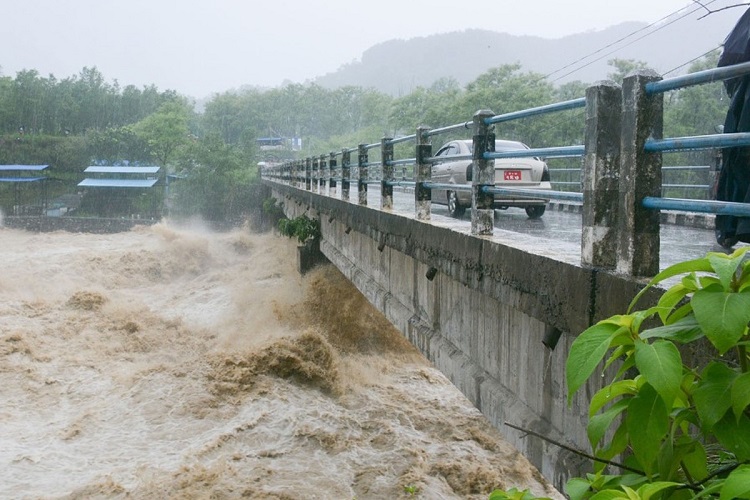 पोखरास्थित सेती नदी माथिको पुल भास्सियो