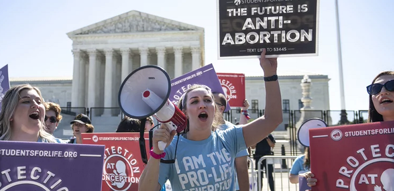 अमेरिकी अदालतले गर्भपतनबारे ५० वर्ष अघिको फैसला उल्टायो