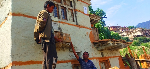 सोरुका किसानलाई मौरी र बाकस वितरण