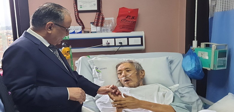 क्यान्सर पीडित आरोही तामाङलाई भेट्न क्यान्सर अस्पताल पुगे  प्रचण्ड