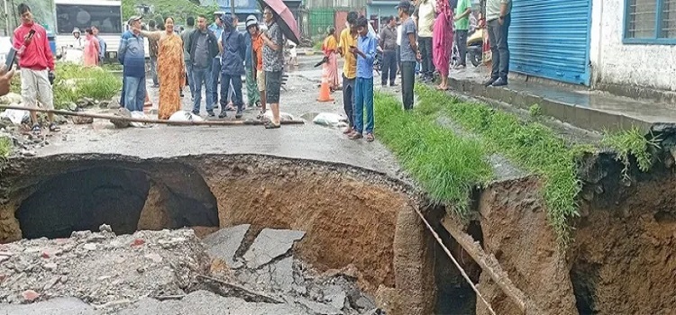 पोखरामा बाटोसहित घर भासियो