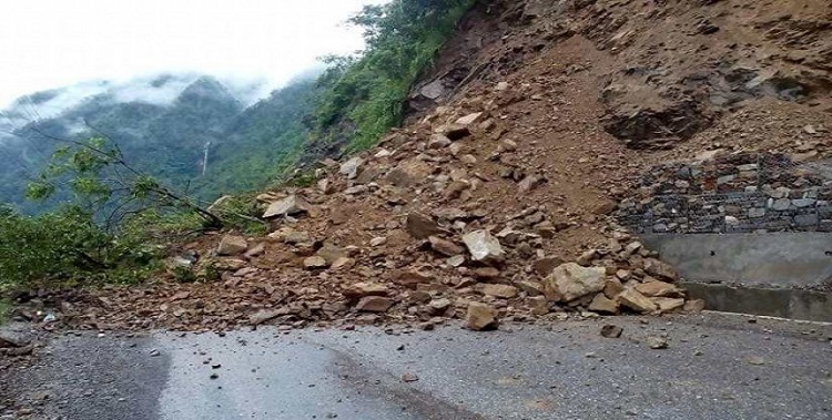 पहिरोका कारण वेसिशहर–डुम्रे  सडकखण्ड अवरुद्ध