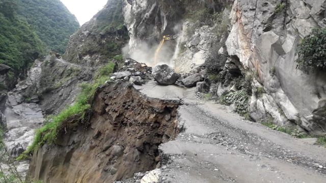 जताततै पहिरोः कुन कुन ठाउँको बाटो अवरुद्ध ?