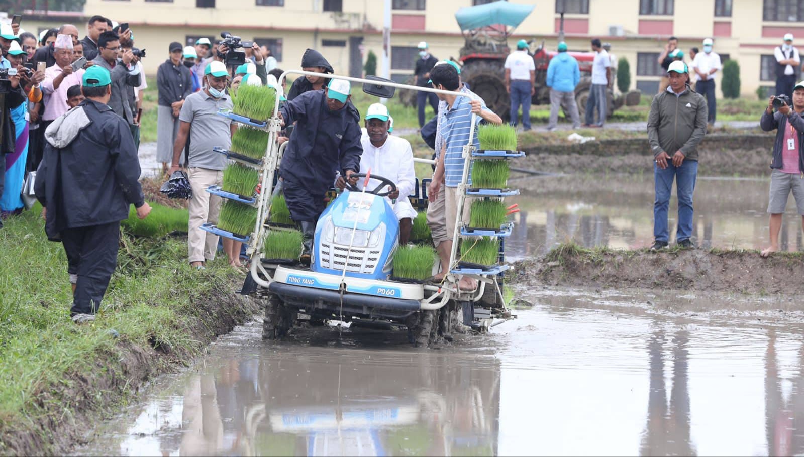 राष्ट्रिय धान दिवस : मन्त्री  यादवले मेसिनले अरुले हातले रोपे धान (फोटोफिचर)
