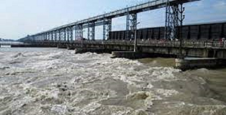 कोशी ब्यारेजमा बज्याे खतराको घण्टी