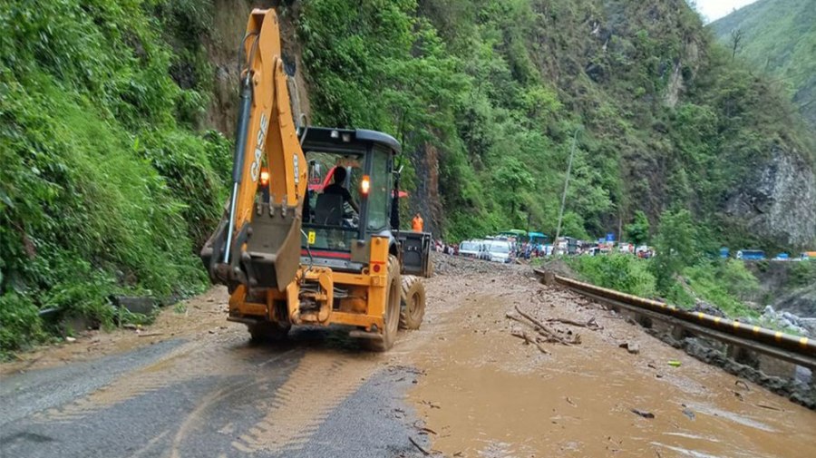 पहिरोको कारण अवरुद्ध पृथ्वी राजमार्ग सञ्चालमा