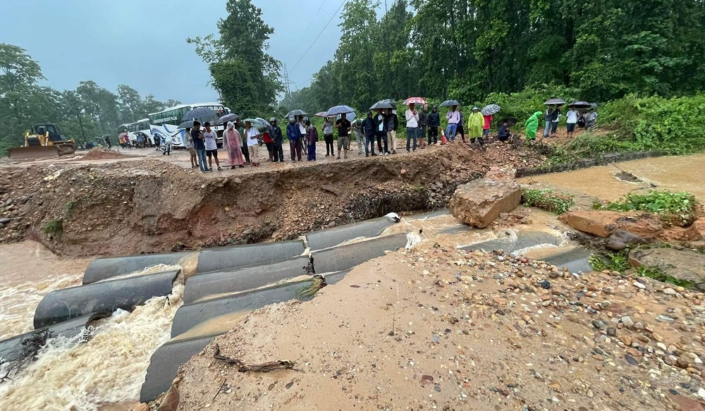 २४ घण्टासम्म पनि खुलेन नवलपुर खण्डको बाटो