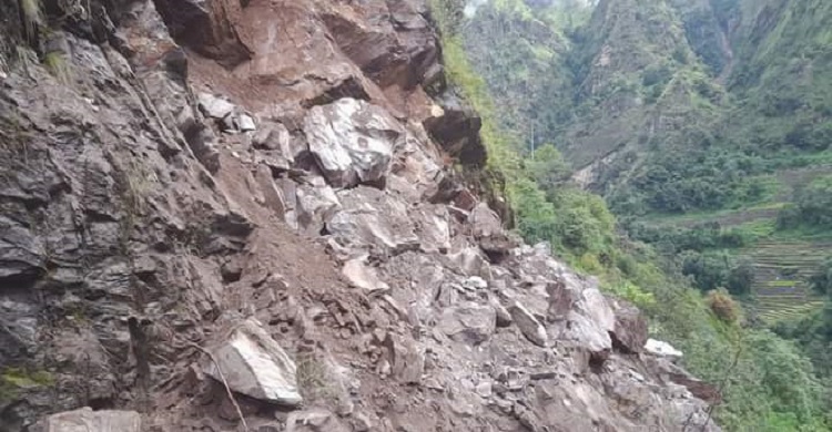 भीषण वर्षाका कारण आएको बाढीपहिरोले डुम्रे-बेंशीसहर चामे सडक अवरुद्ध