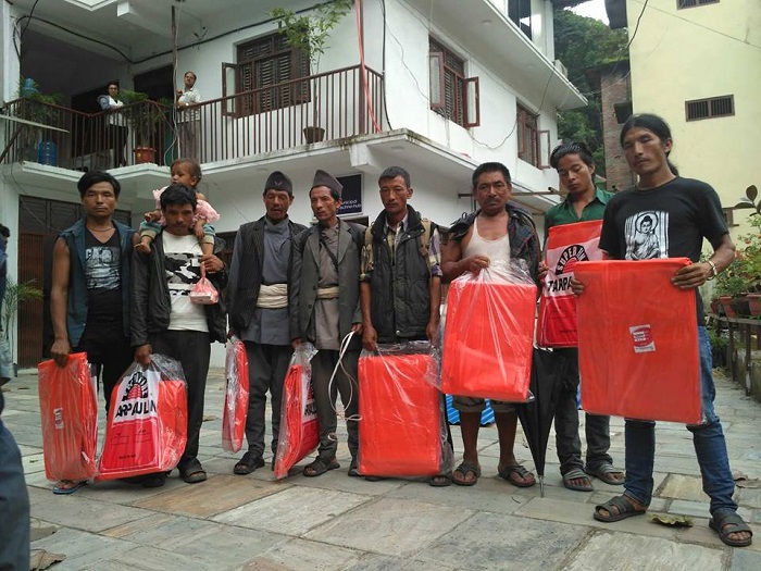 मुगुका भेडापालक कृषकलाई त्रिपाल र सोलार वितरण