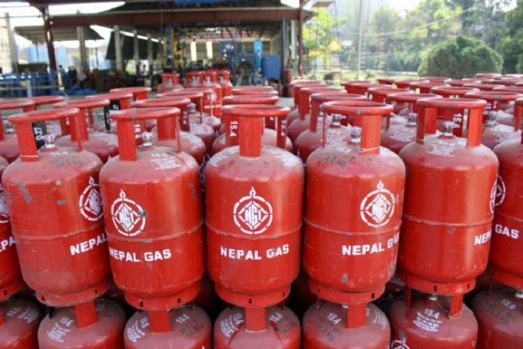 भारतमा ग्यास सिलिन्डरको मूल्य १९८ रुपैयाँले घट्यो