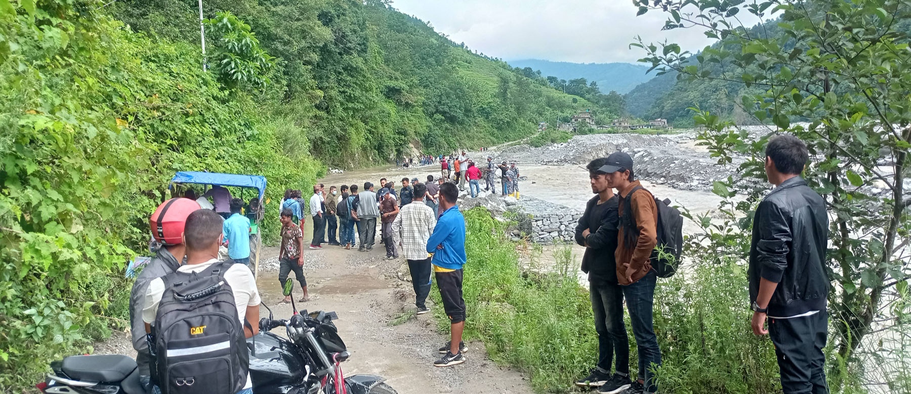 खोलाको बहाब बढेका कारण मेलम्ची-हेलम्बु सडक अवरुद्ध