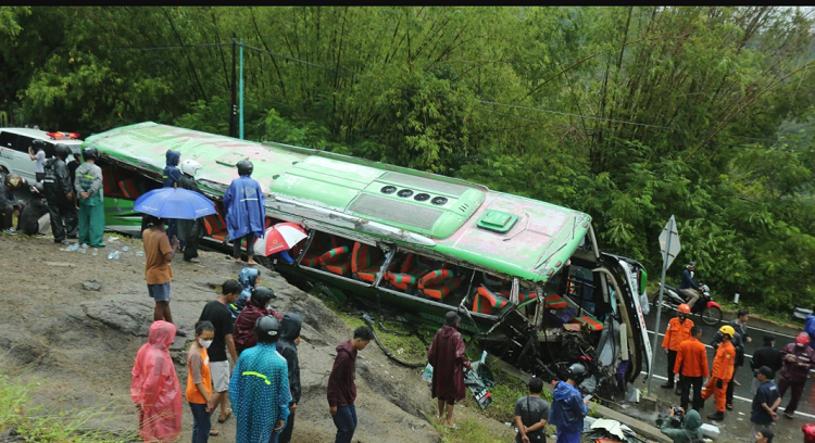 खोंचमा बस खस्दा कम्तीमा १९ जनाको मृत्यु