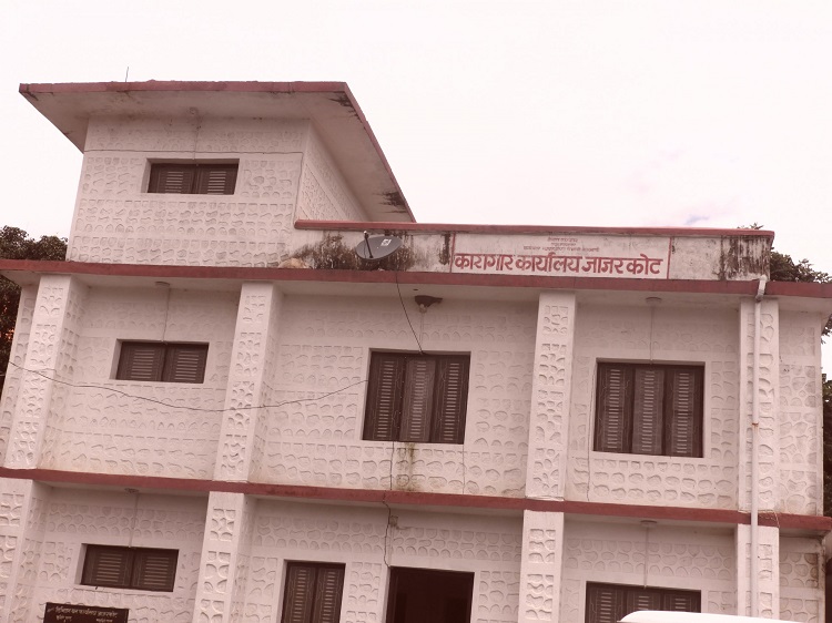 ठाउँ अभावका कारण आलोपालो सुत्छन् जाजरकोट कारागारका कैदीबन्दी