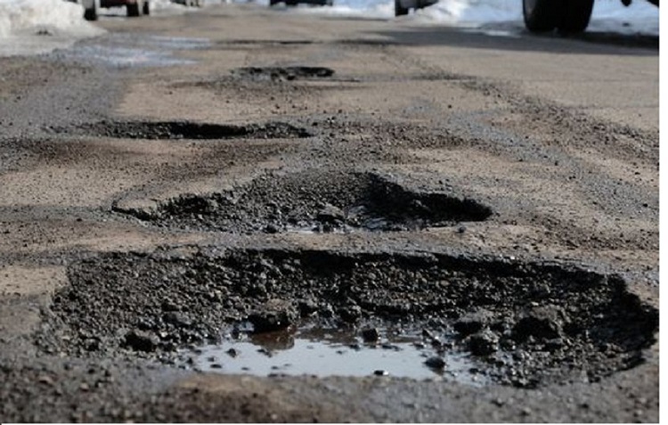 राजधानी सडक कालोपत्र भएको दुई महिनामै भत्कियो