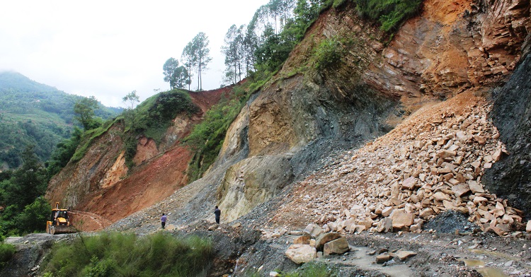 पहिरोले अवरुद्ध मध्यपहाडी लोकमार्ग खुल्यो